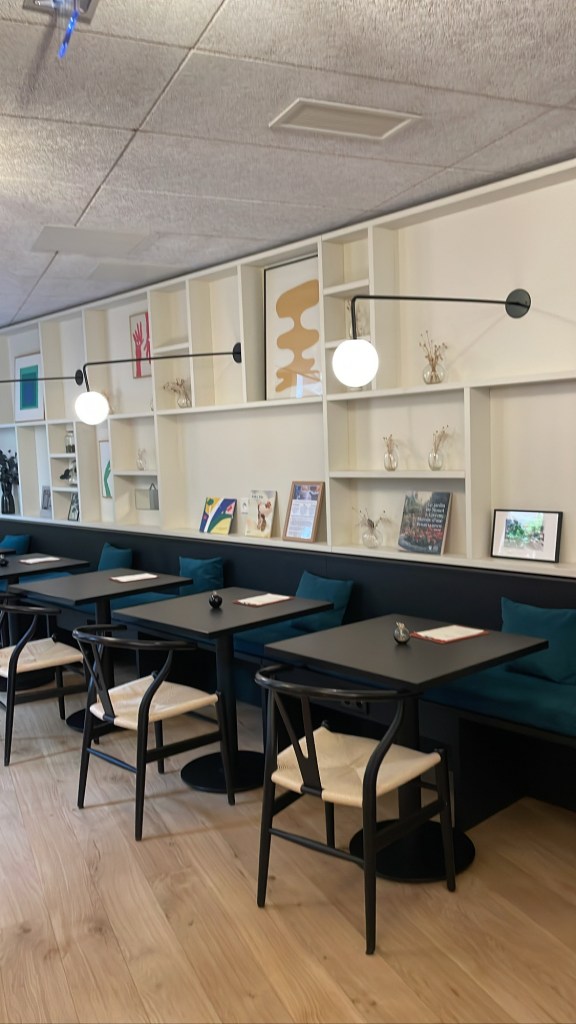 solo trip Paris hotel Ami petit déjeuner