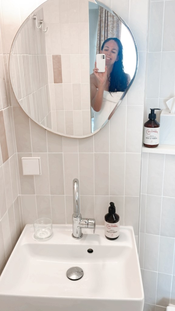 solo trip Paris hotel Ami chambre